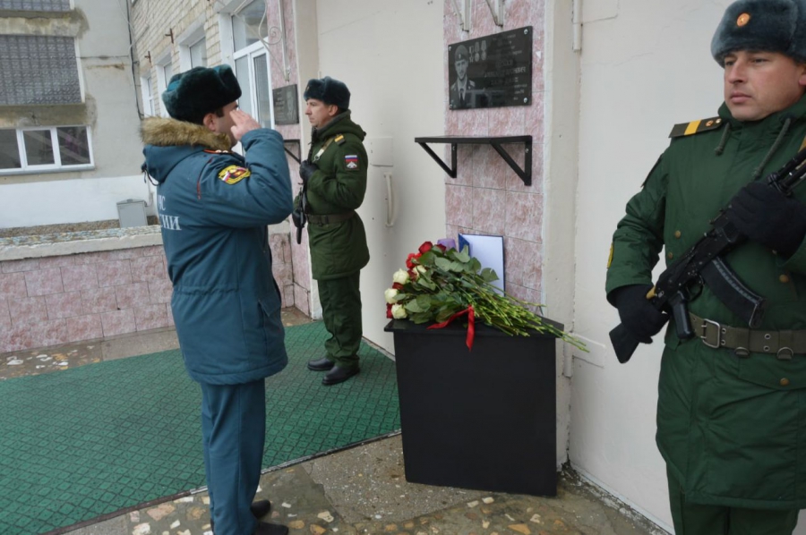 В Шиханах открыли мемориальную доску в честь погибшего в СВО Александра Потапова