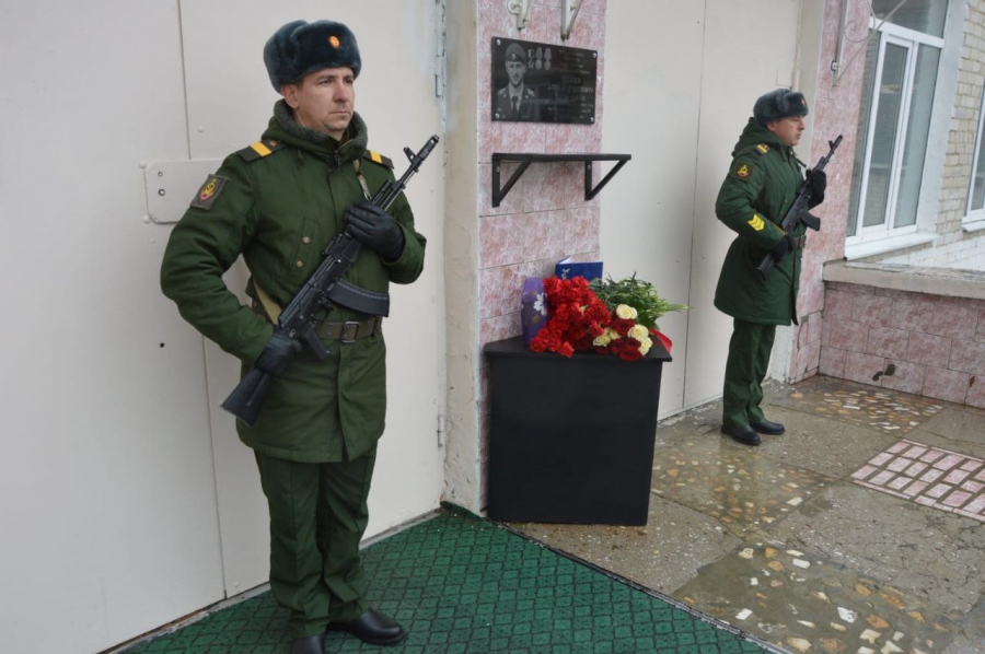 В Шиханах открыли мемориальную доску в честь погибшего в СВО Александра Потапова