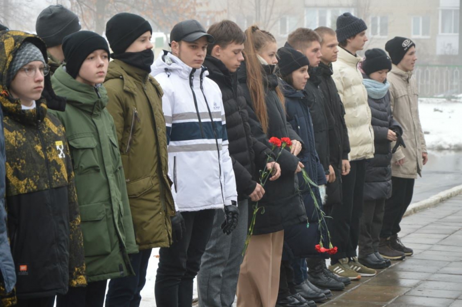 В Шиханах открыли мемориальную доску в честь погибшего в СВО Александра Потапова