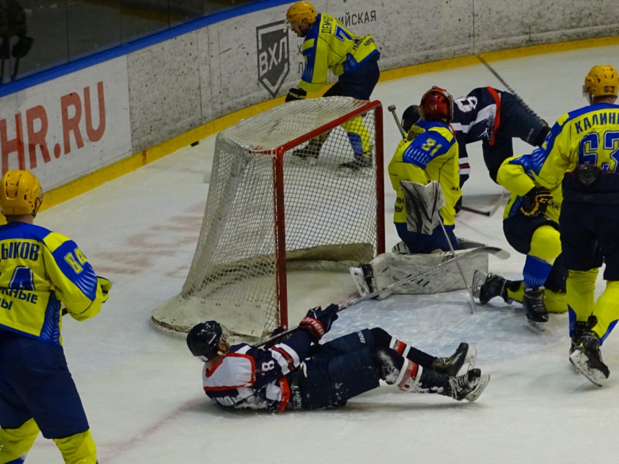 «Кристалл» и «Челны» не забросили ни шайбы за 65 минут