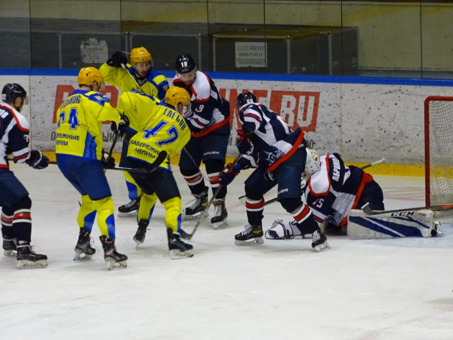 «Кристалл» и «Челны» не забросили ни шайбы за 65 минут