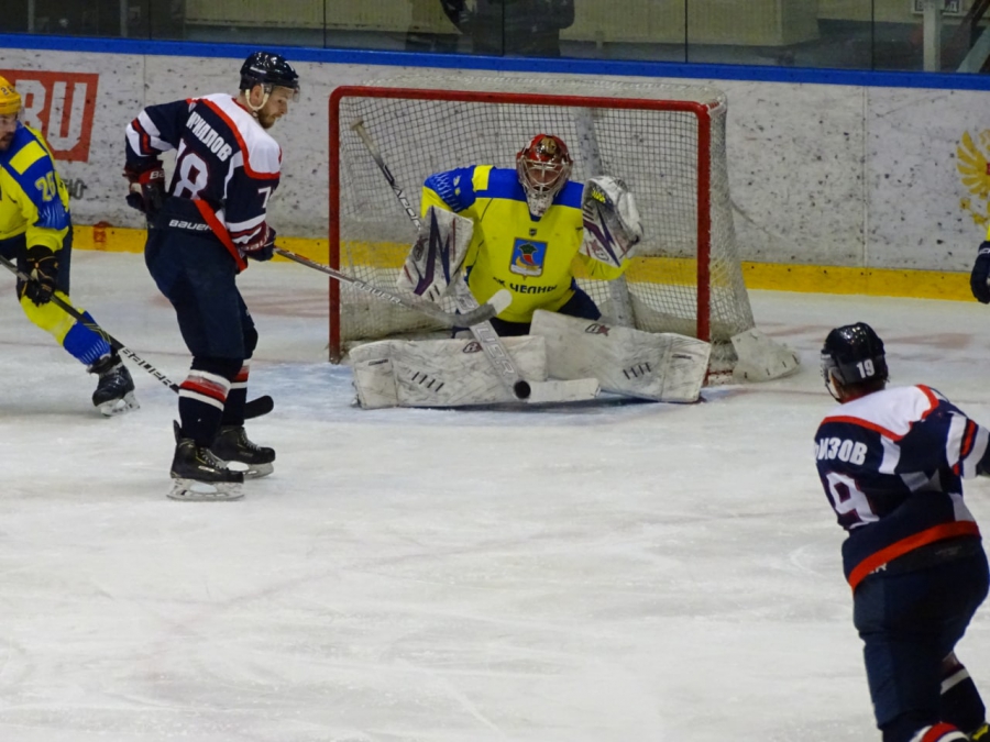 «Кристалл» и «Челны» не забросили ни шайбы за 65 минут