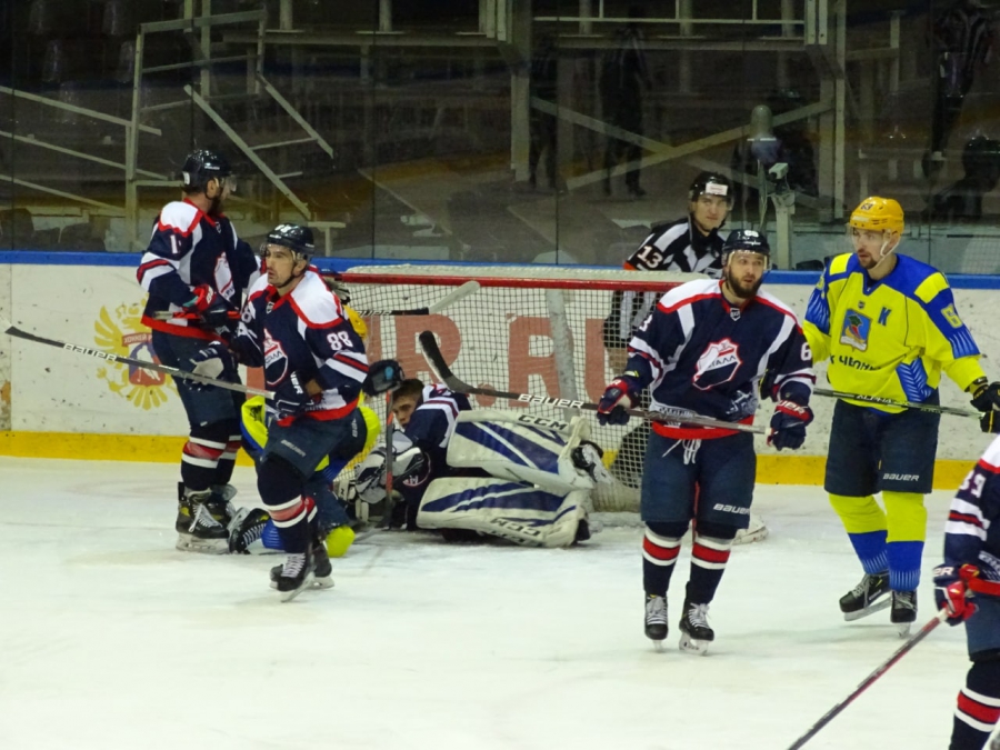 «Кристалл» и «Челны» поделили победы в Саратове