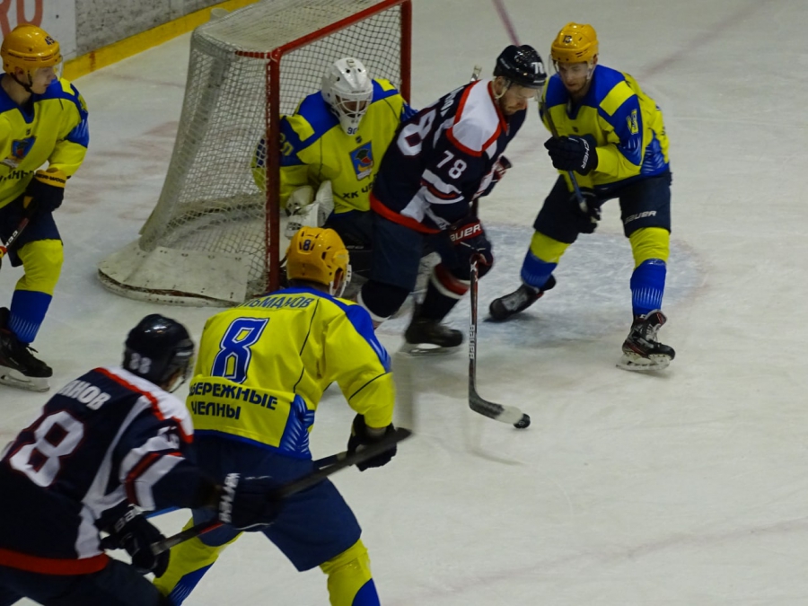 «Кристалл» и «Челны» поделили победы в Саратове