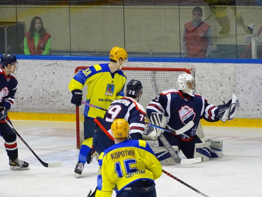 «Кристалл» и «Челны» поделили победы в Саратове