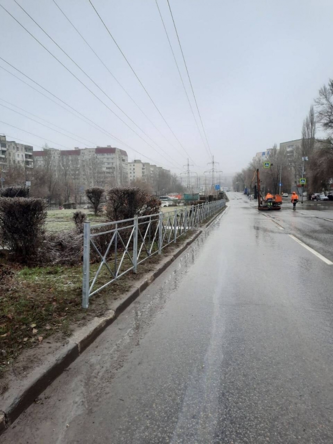 На девяти улицах Саратова установили барьеры для пешеходов