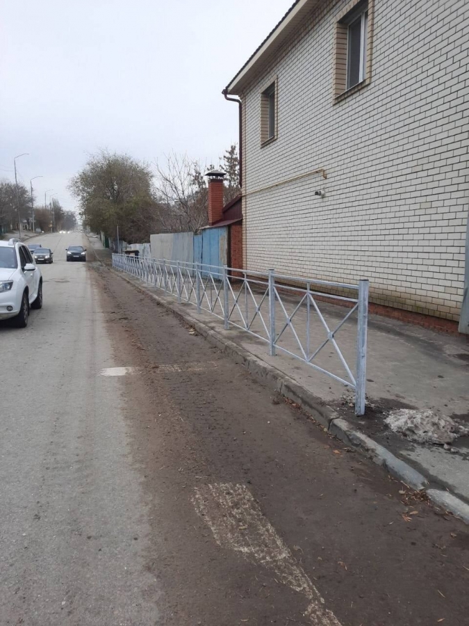 На девяти улицах Саратова установили барьеры для пешеходов