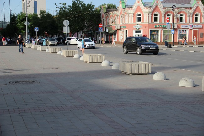 Въезд на проспект Кирова оградили вазонами и полусферами