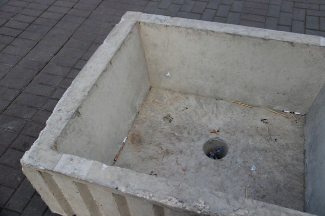 Въезд на проспект Кирова оградили вазонами и полусферами