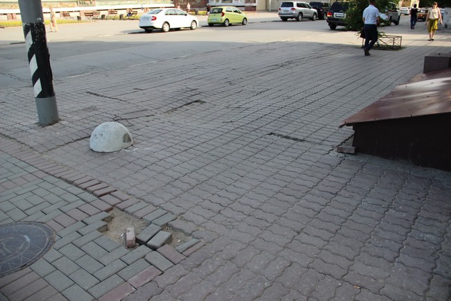 Въезд на проспект Кирова оградили вазонами и полусферами