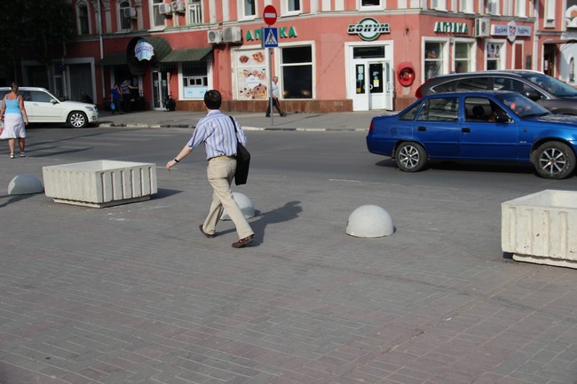 Въезд на проспект Кирова оградили вазонами и полусферами