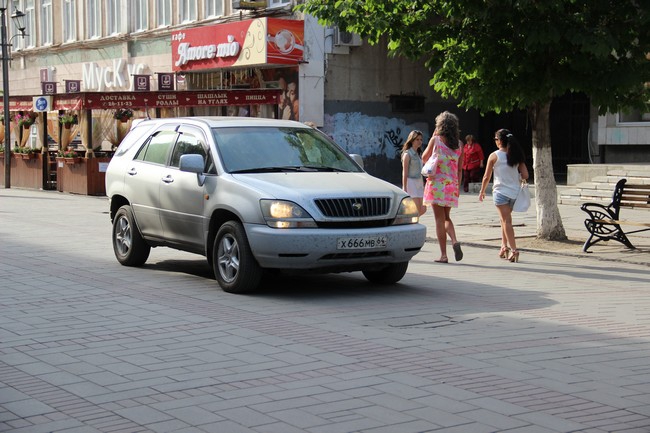Въезд на проспект Кирова оградили вазонами и полусферами