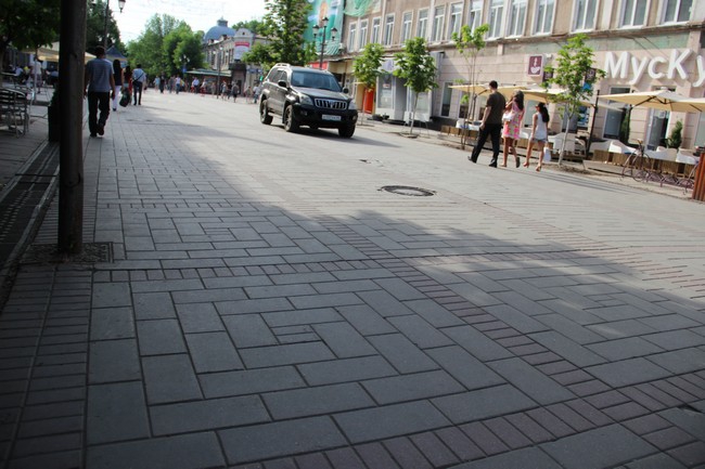 Въезд на проспект Кирова оградили вазонами и полусферами