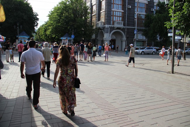 Въезд на проспект Кирова оградили вазонами и полусферами