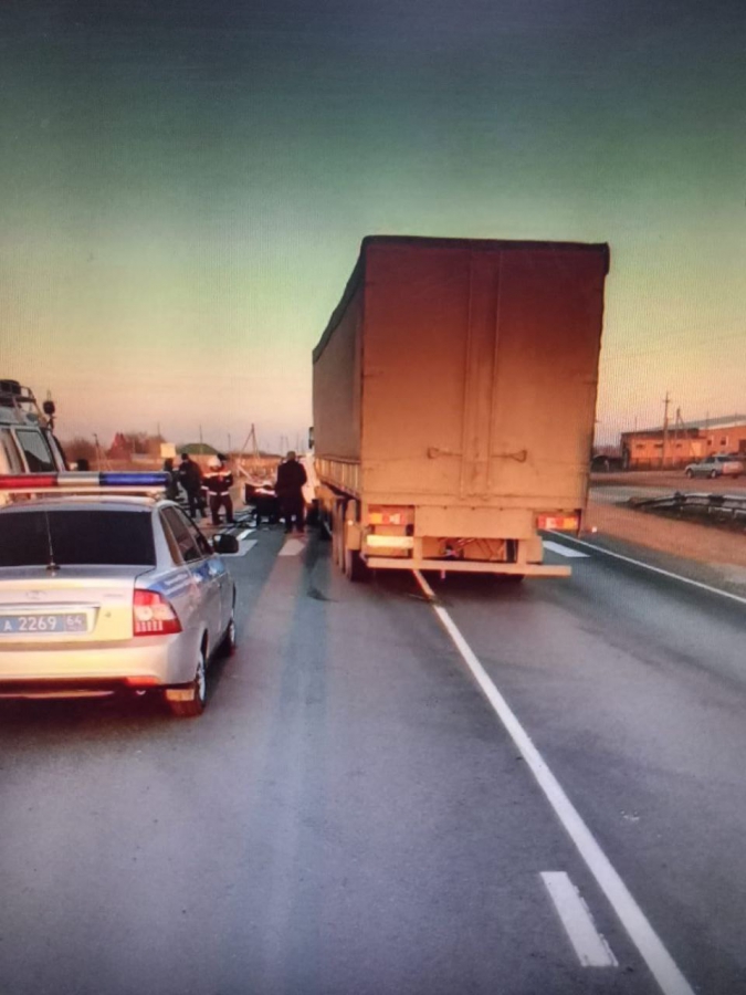 Под Марксом мужчина пострадал в ДТП с фурой на трассе