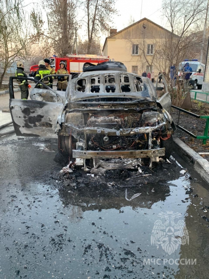 Во дворе на Огородной вспыхнула «Тойота»