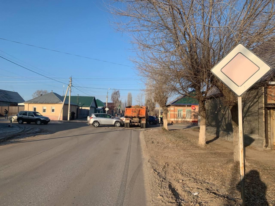 В Марксе мужчина пострадал в столкновении двух иномарок и «КамАЗа»