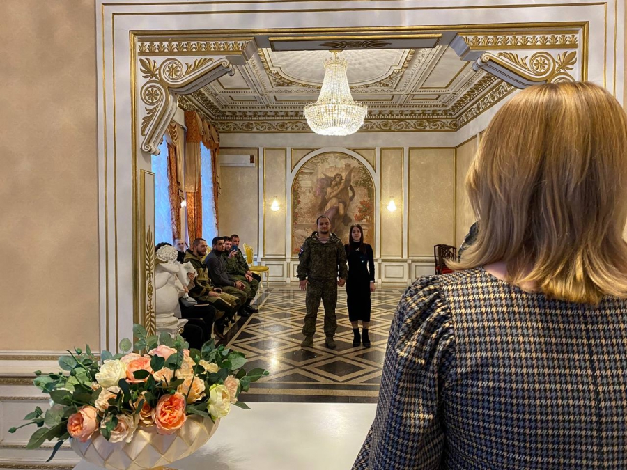 В Саратове сослуживцев мобилизованного отпустили к нему на свадьбу