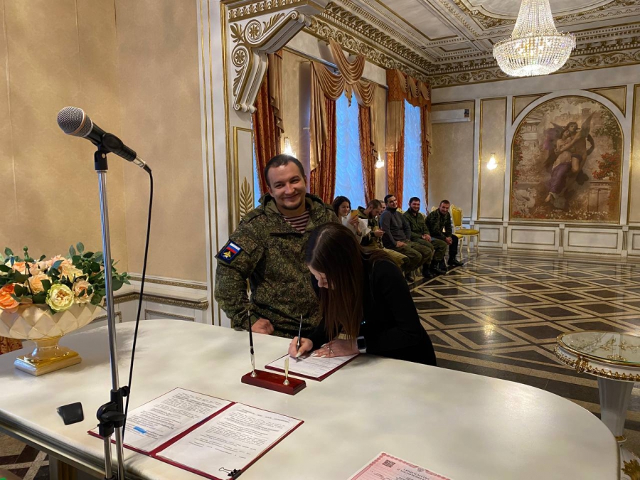 В Саратове сослуживцев мобилизованного отпустили к нему на свадьбу