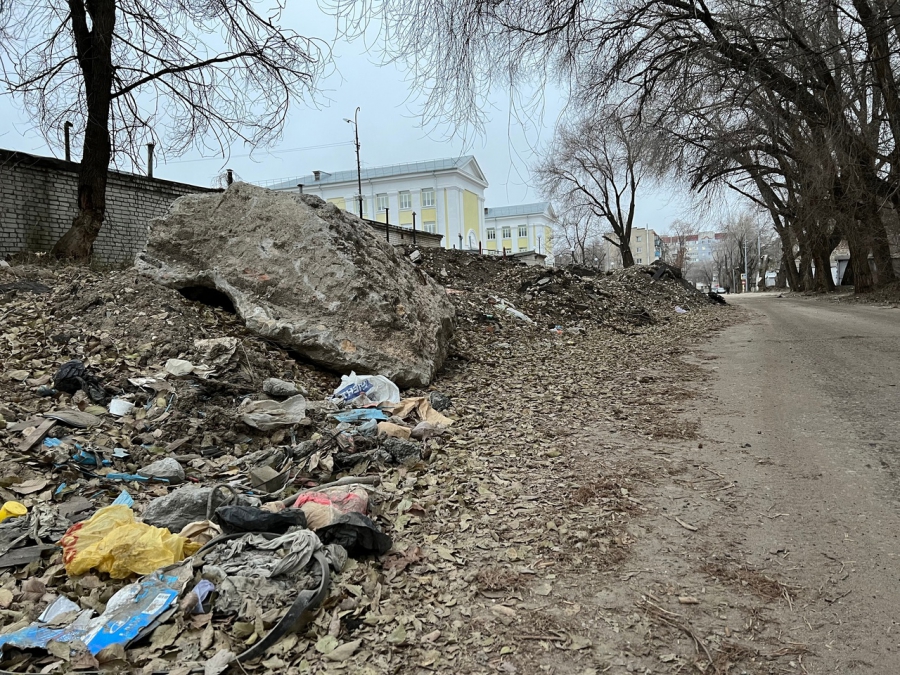 Саратовцы пожаловались на свалку строительного мусора у школы №84