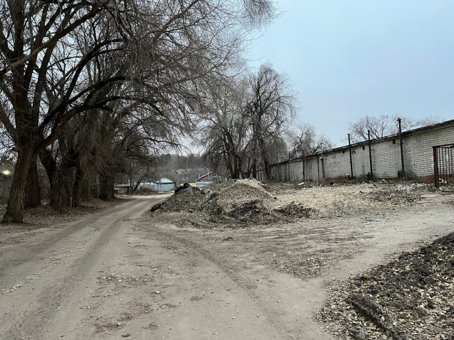 Саратовцы пожаловались на свалку строительного мусора у школы №84