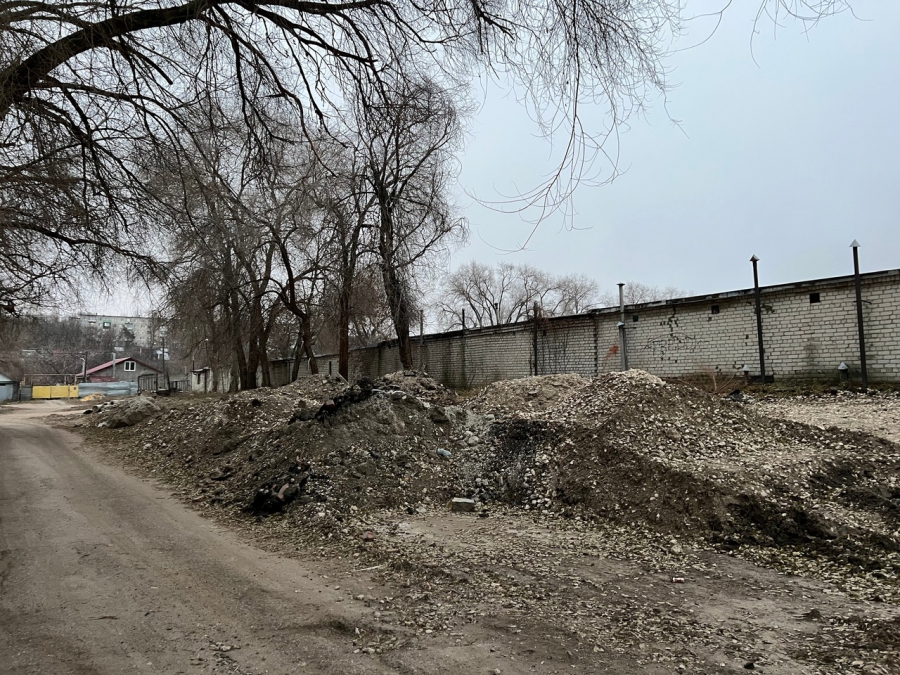 Саратовцы пожаловались на свалку строительного мусора у школы №84