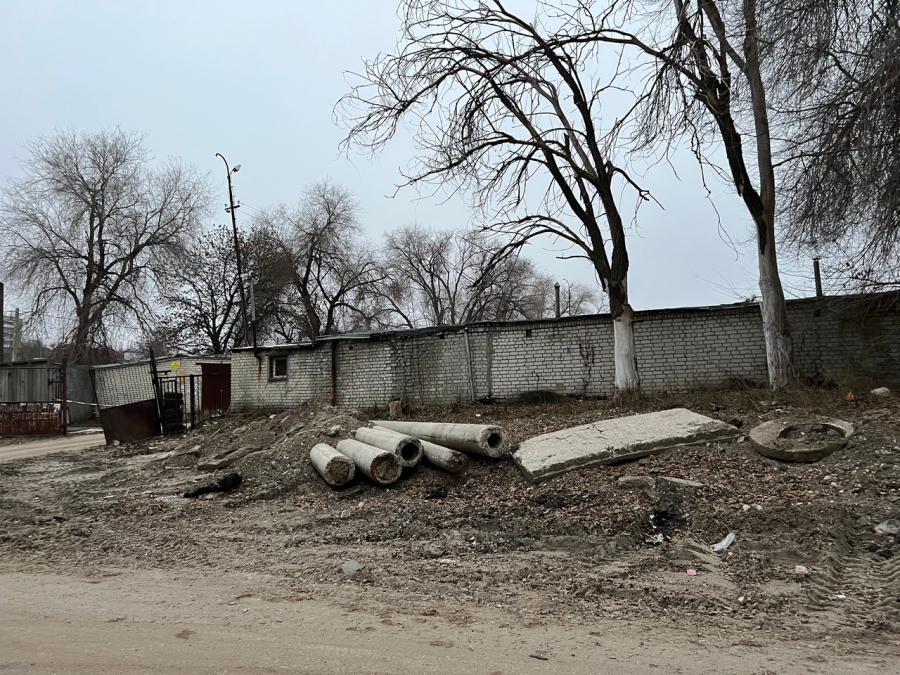 Саратовцы пожаловались на свалку строительного мусора у школы №84
