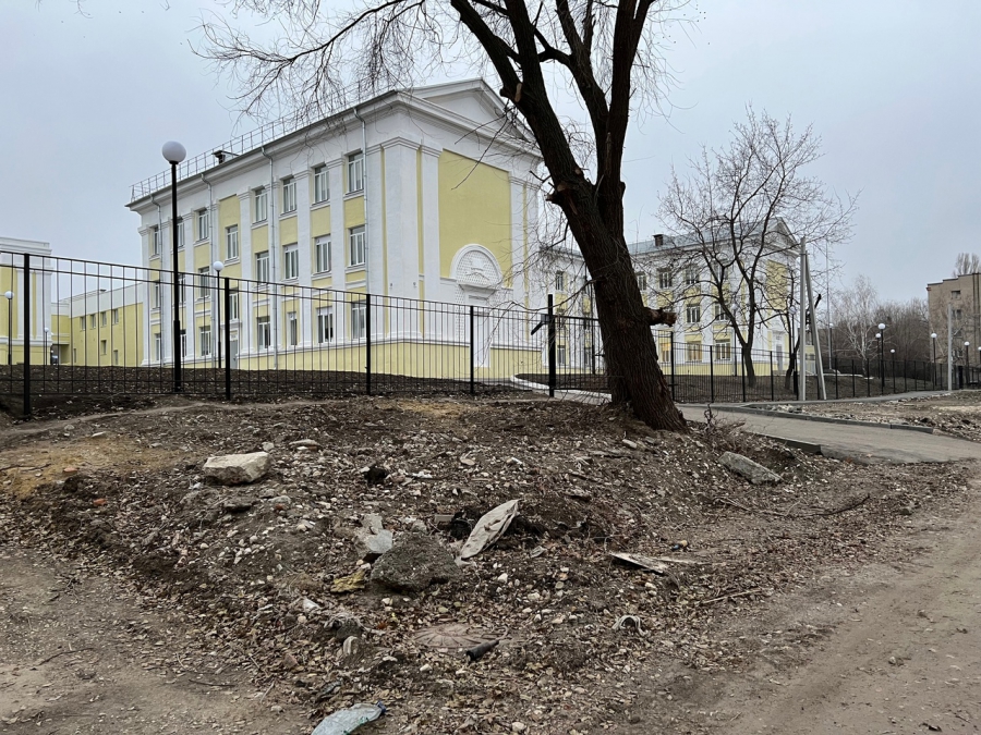 Саратовцы пожаловались на свалку строительного мусора у школы №84