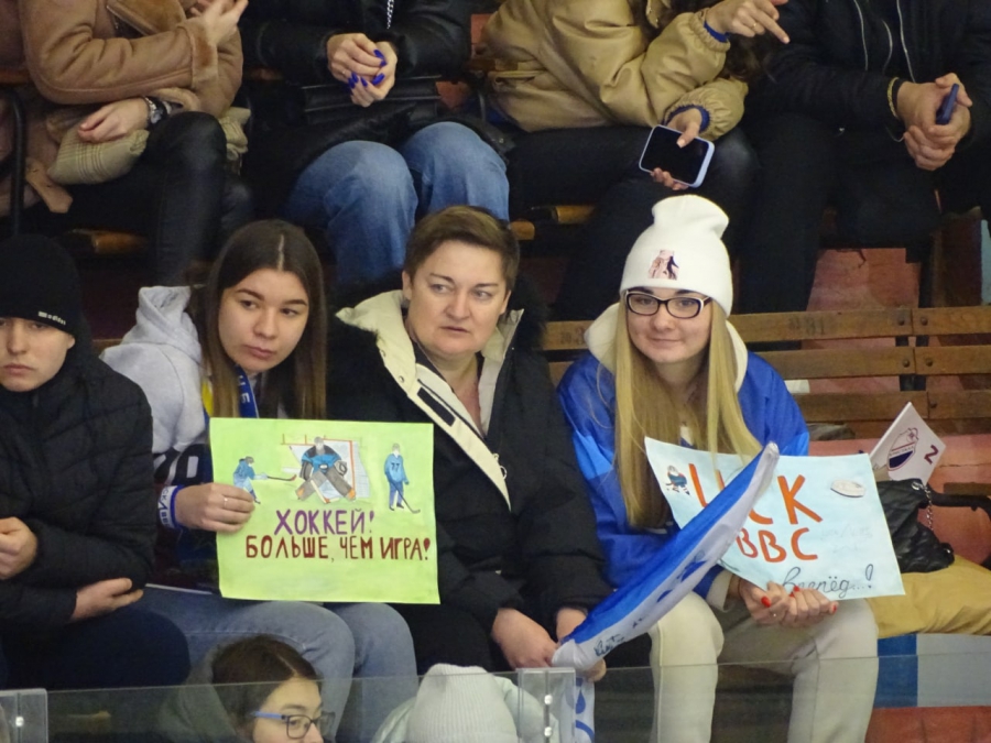 «Кристалл» закончил год победой и «игрушкопадом»