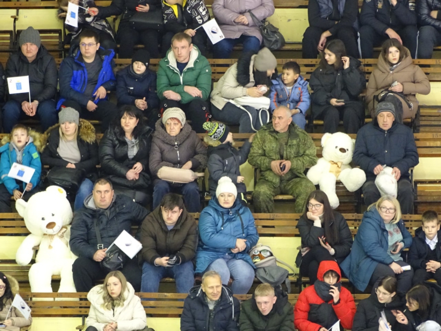 «Кристалл» закончил год победой и «игрушкопадом»