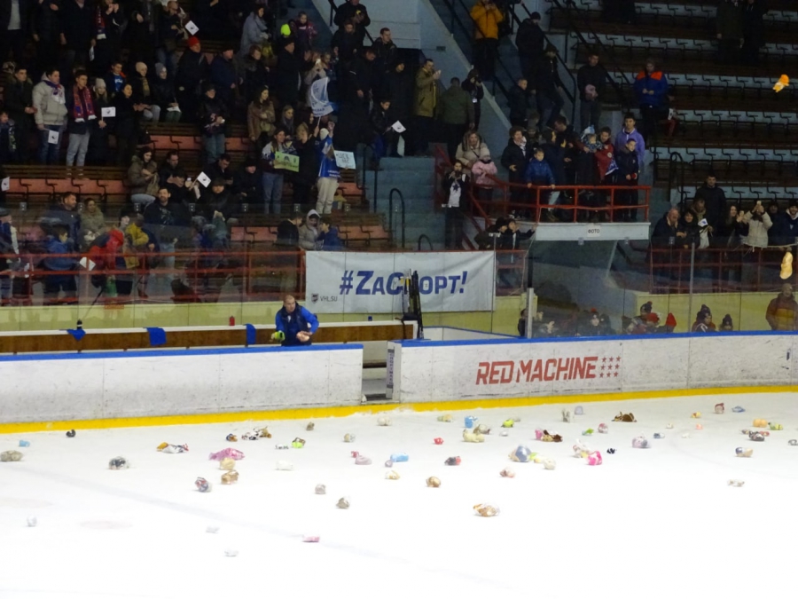 «Кристалл» закончил год победой и «игрушкопадом»