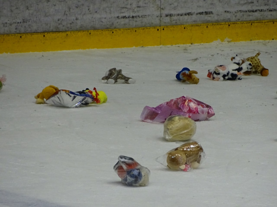 «Кристалл» закончил год победой и «игрушкопадом»