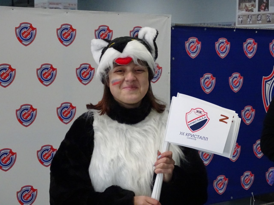 «Кристалл» закончил год победой и «игрушкопадом»
