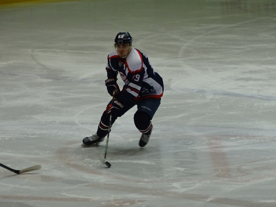 «Кристалл» закончил год победой и «игрушкопадом»