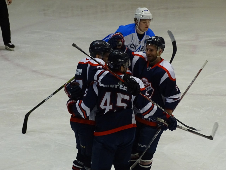 «Кристалл» закончил год победой и «игрушкопадом»