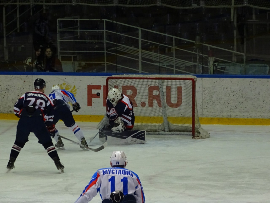 «Кристалл» закончил год победой и «игрушкопадом»