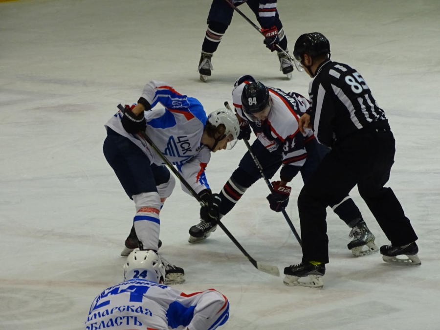 «Кристалл» закончил год победой и «игрушкопадом»