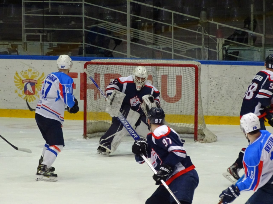 «Кристалл» закончил год победой и «игрушкопадом»