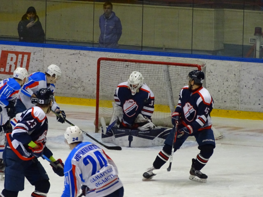 «Кристалл» закончил год победой и «игрушкопадом»