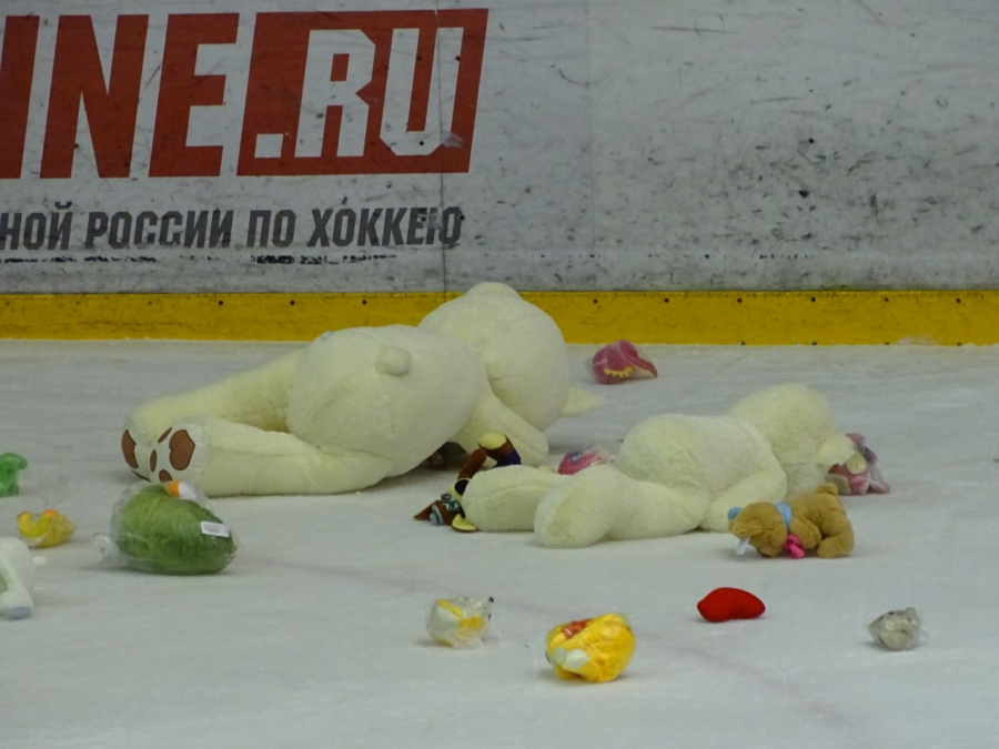 «Кристалл» закончил год победой и «игрушкопадом»