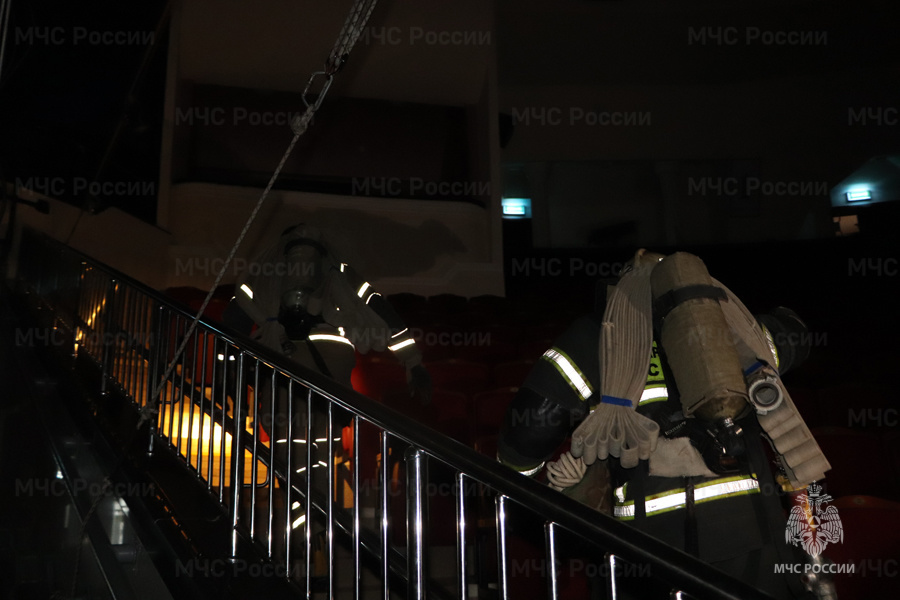 В Саратове 19 единиц техники приехали тушить условный пожар в цирке