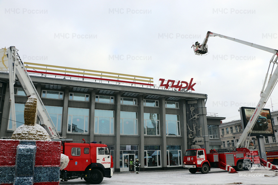 В Саратове 19 единиц техники приехали тушить условный пожар в цирке