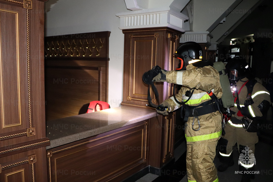 В Саратове 19 единиц техники приехали тушить условный пожар в цирке