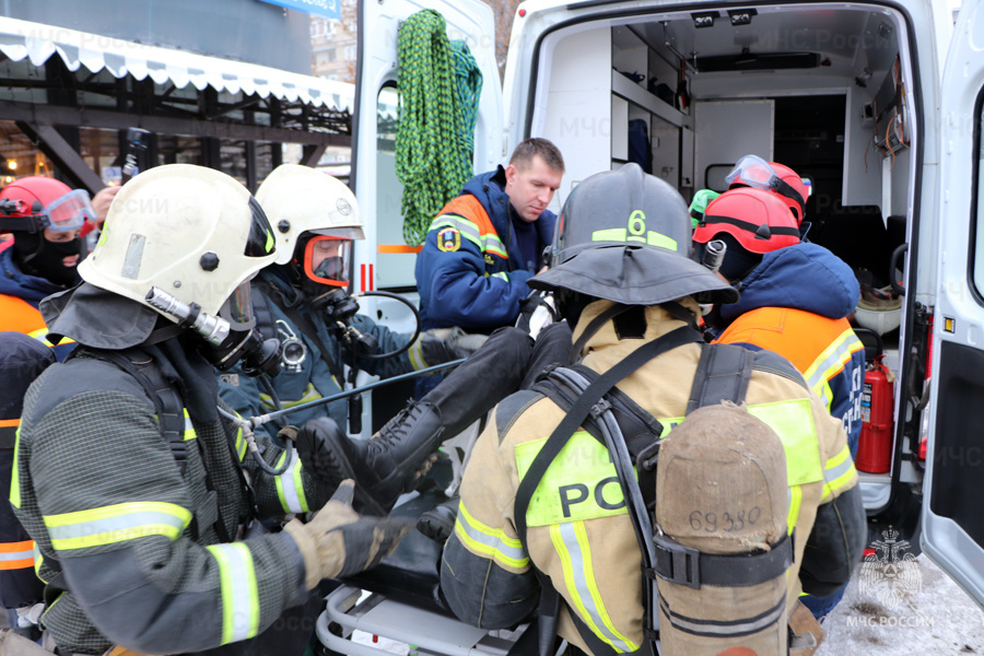 В Саратове 19 единиц техники приехали тушить условный пожар в цирке