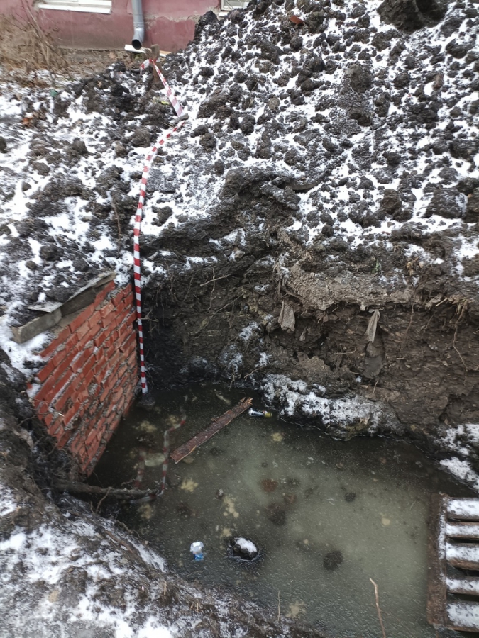 Жильцы дома на Огородной пожаловались на вырытую месяц назад «могилку»