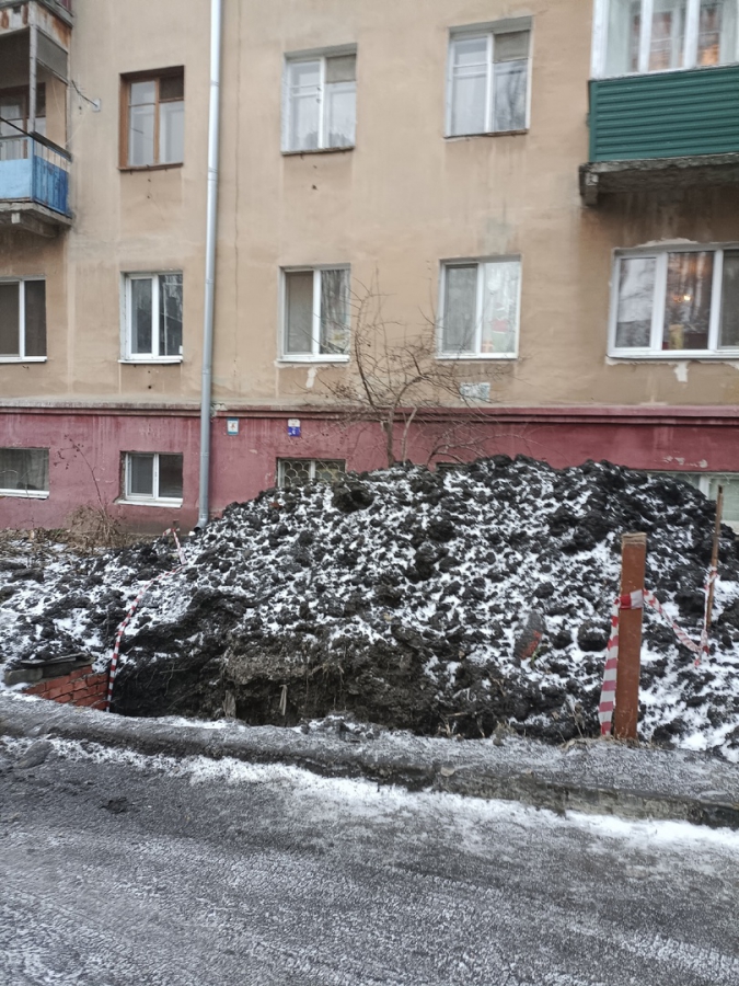 Жильцы дома на Огородной пожаловались на вырытую месяц назад «могилку»