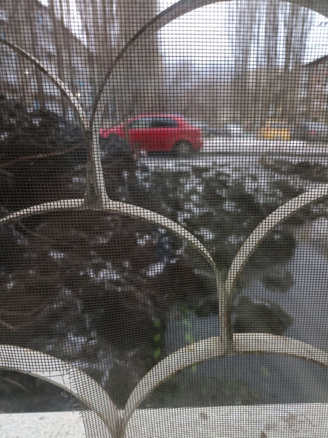 Жильцы дома на Огородной пожаловались на вырытую месяц назад «могилку»