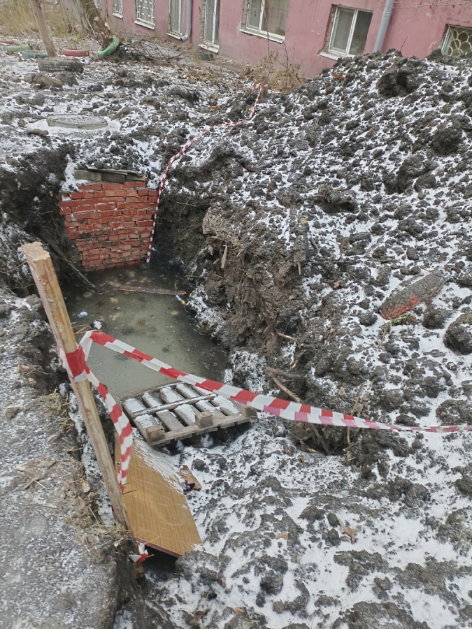 Жильцы дома на Огородной пожаловались на вырытую месяц назад «могилку»