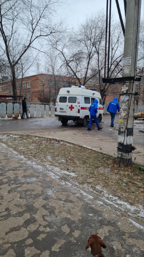 В Энгельсе «скорая помощь» застряла в ледяной яме на дороге