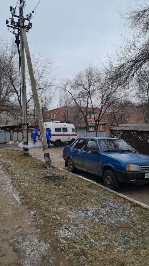 В Энгельсе «скорая помощь» застряла в ледяной яме на дороге